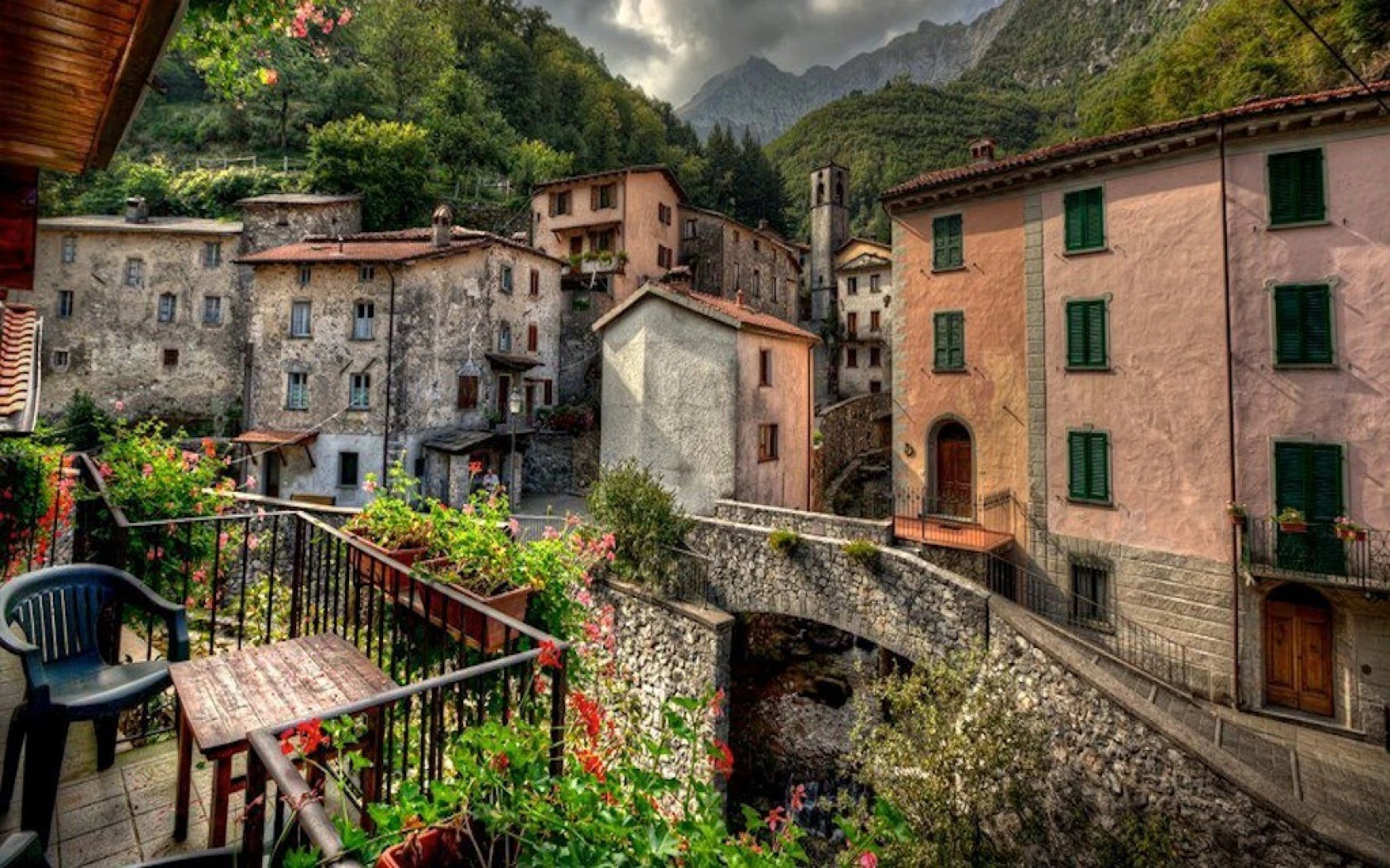 1680x1050-Italian-Mountain-Village.webp