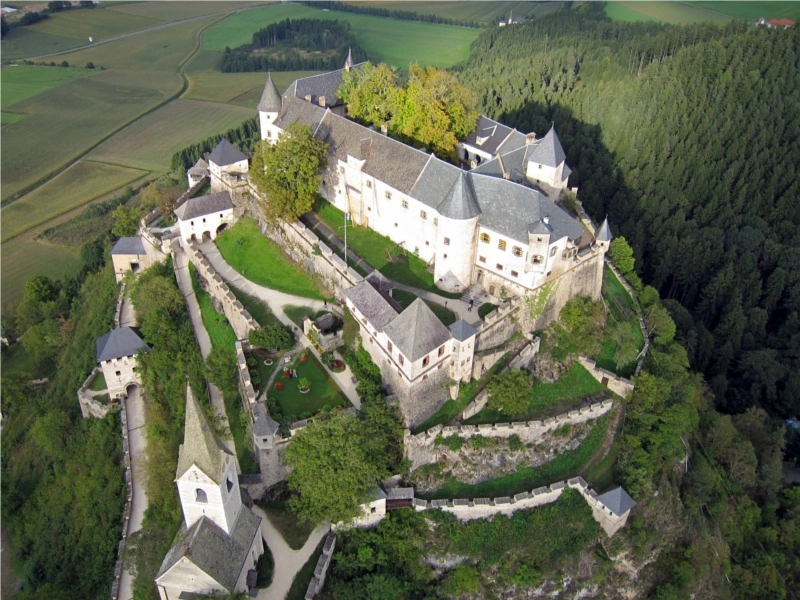 Aufgang-zur-Burg-aus-der-LuftBA.webp