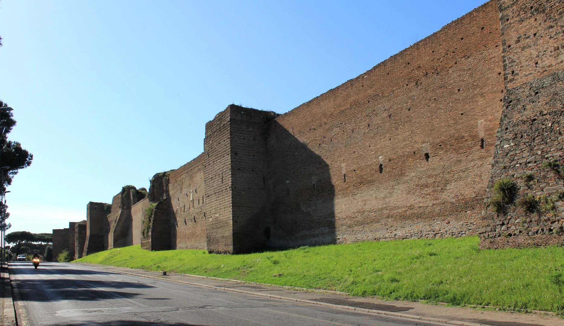 Aurelian_Walls_Rome_2011_1.webp