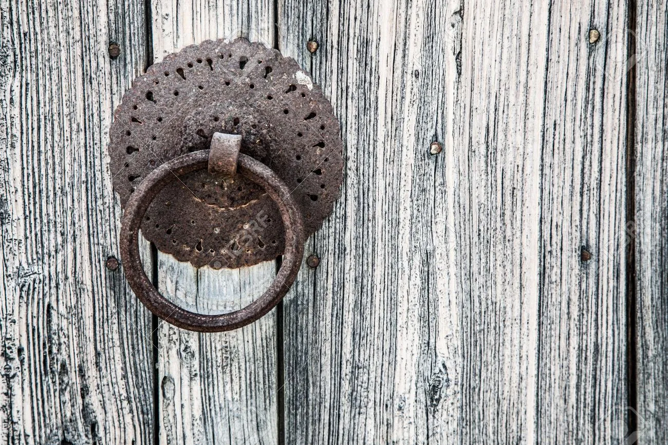 knocker-on-the-old-rustical-door-Greece-Crete-One-of-the-abandoned-house-in-Rethymno-Stock-Ph...webp