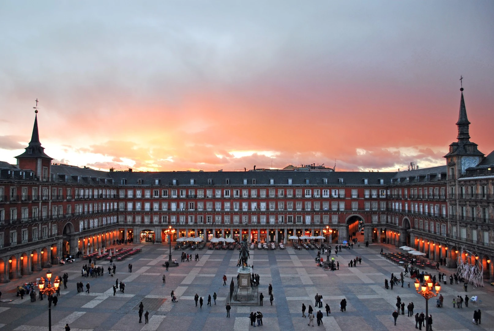 Plaza_Mayor_de_Madrid_02.webp