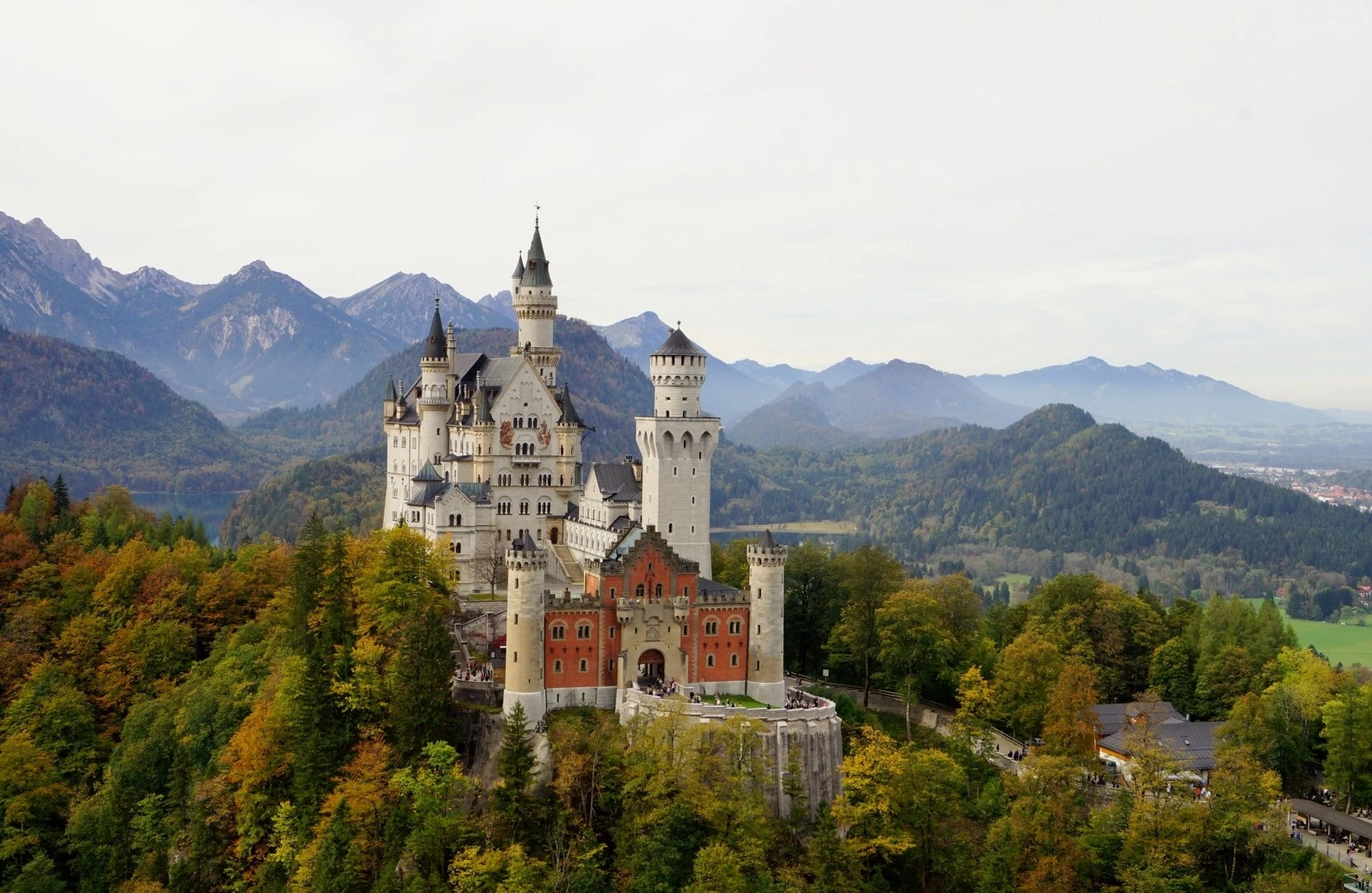 Schloss_Neuschwanstein_im_Herbst_-_Front_5.webp